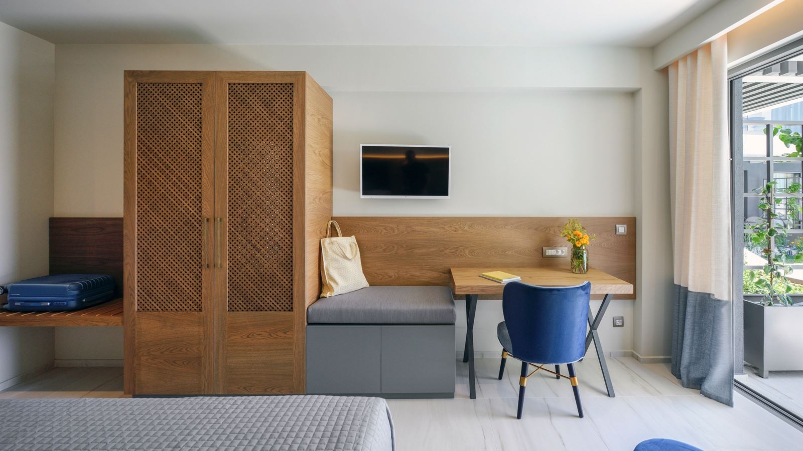 rooms-deluxe-suite-pool-view-balcony