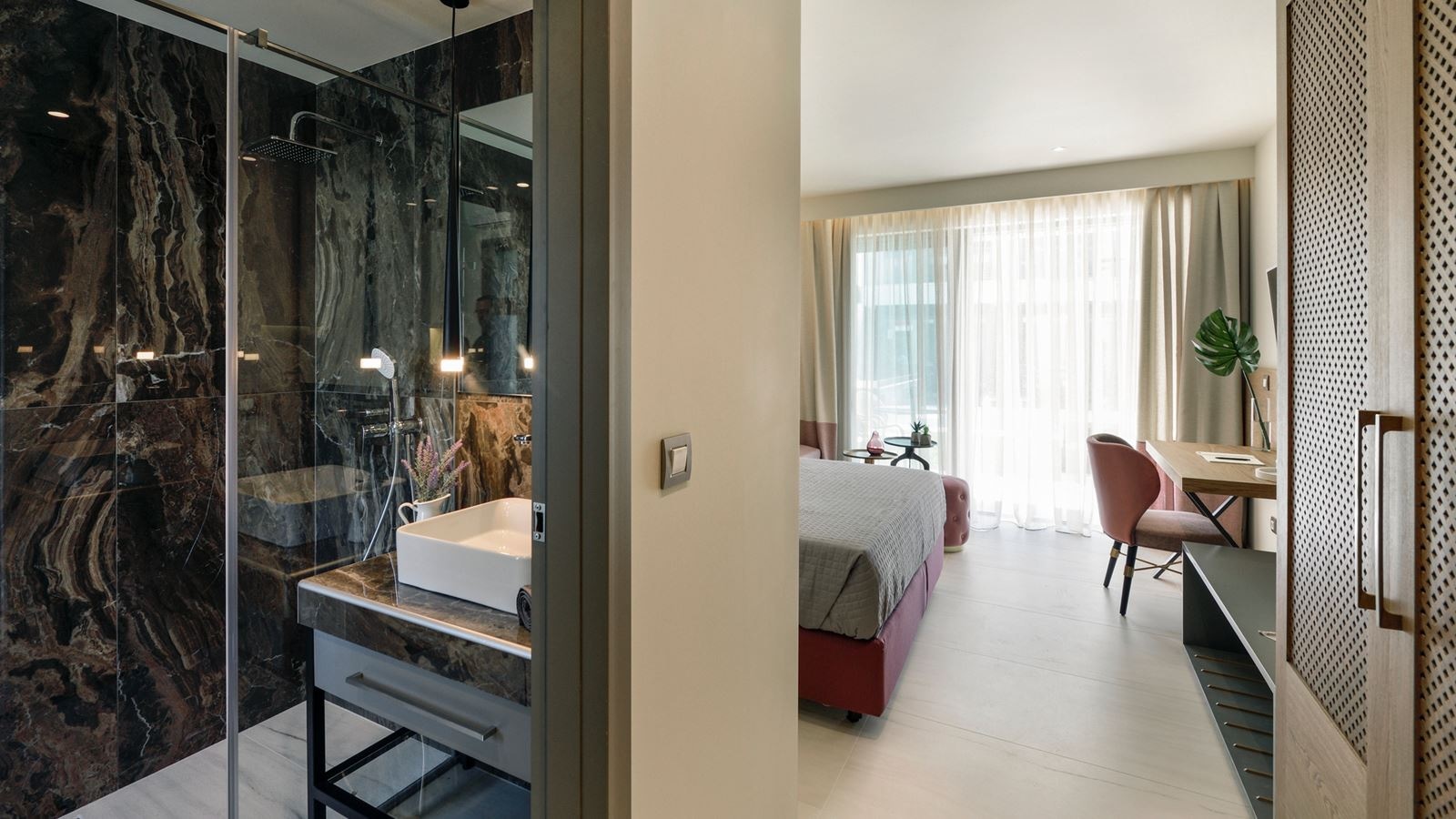 rooms-deluxe-suite-pool-view-balcony