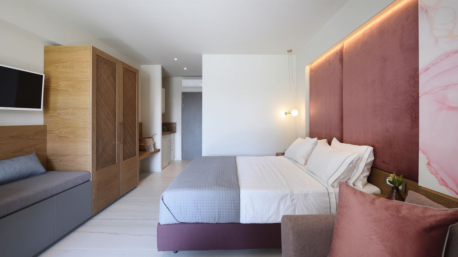 rooms-deluxe-suite-pool-view-balcony