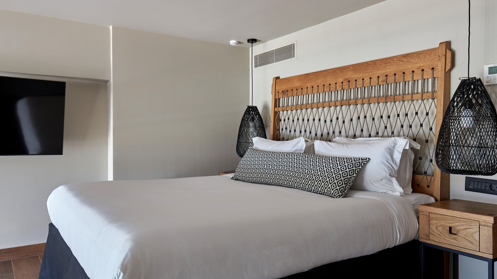 rooms-black-pearl-maisonette-plunge-pool-mountain-view