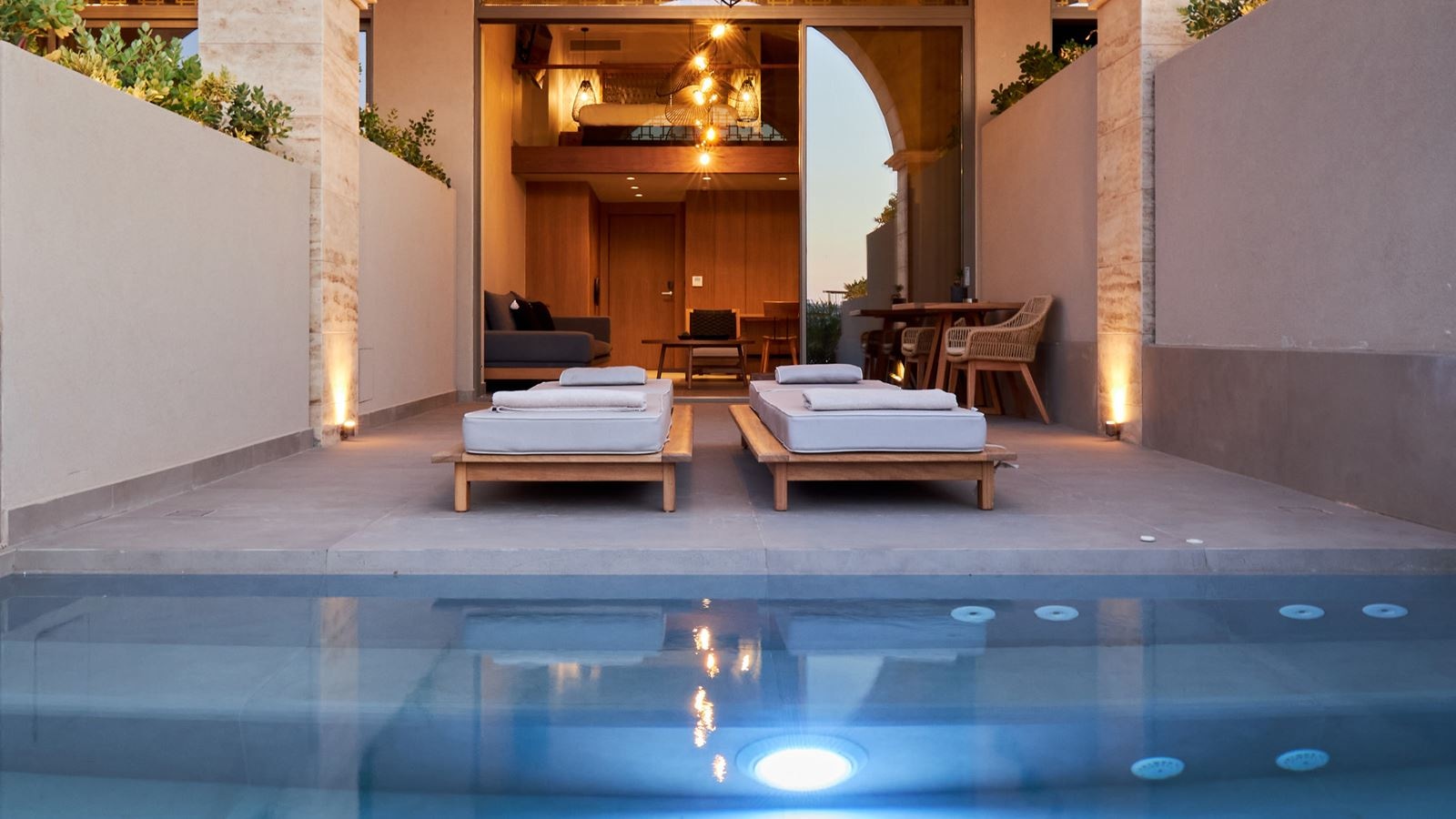 rooms-black-pearl-maisonette-plunge-pool-sea-view