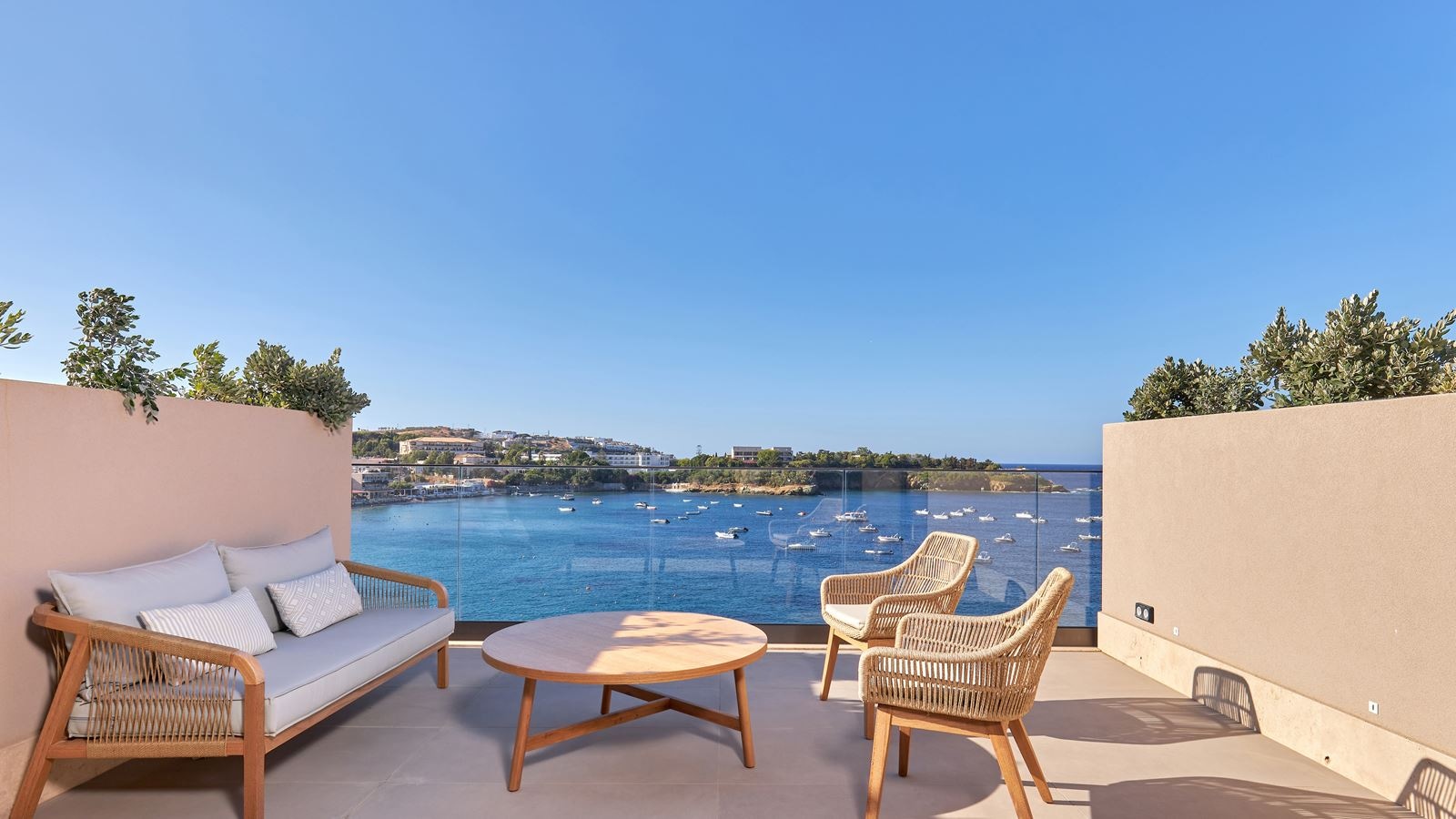 rooms-diamond-ambassador-suite-plunge-pool-sea-view