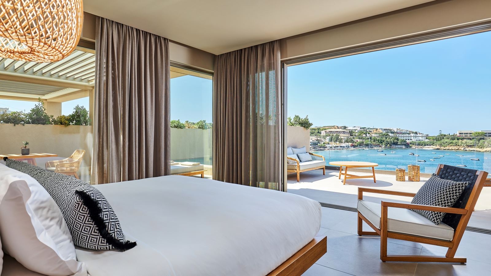 rooms-diamond-ambassador-suite-plunge-pool-sea-view