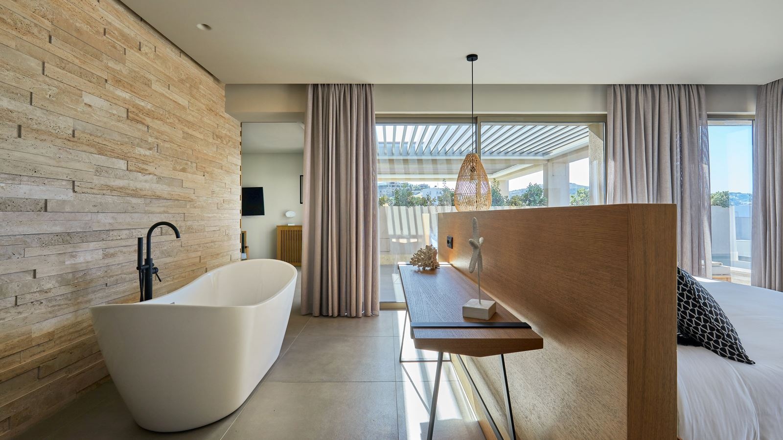 rooms-diamond-ambassador-suite-plunge-pool-sea-view