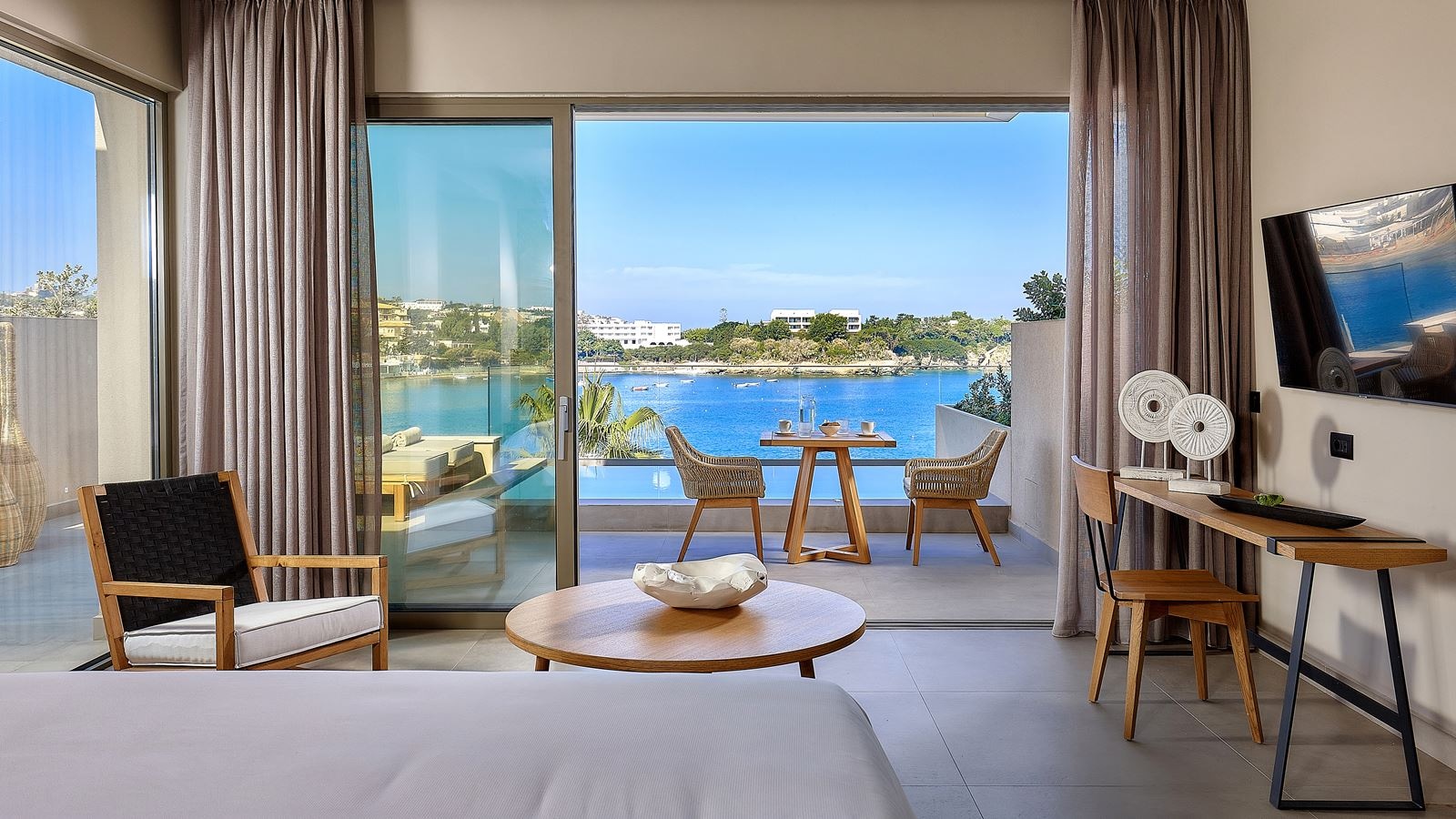 rooms-amber-suite-with-plunge-pool-side-sea-view