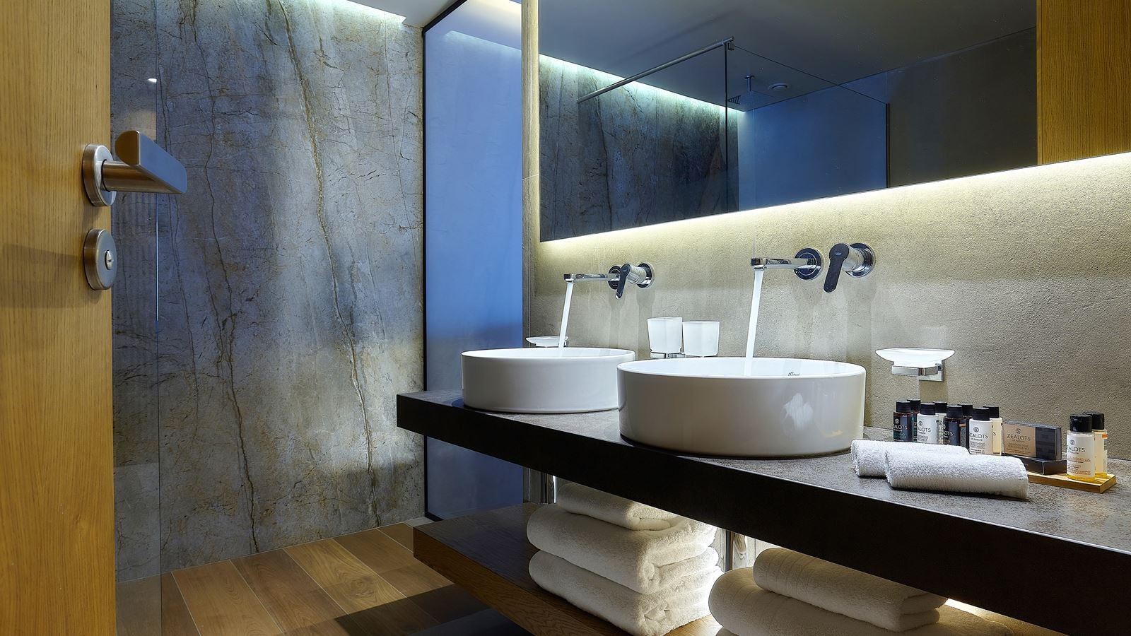 rooms-amber-suite-with-plunge-pool-side-sea-view