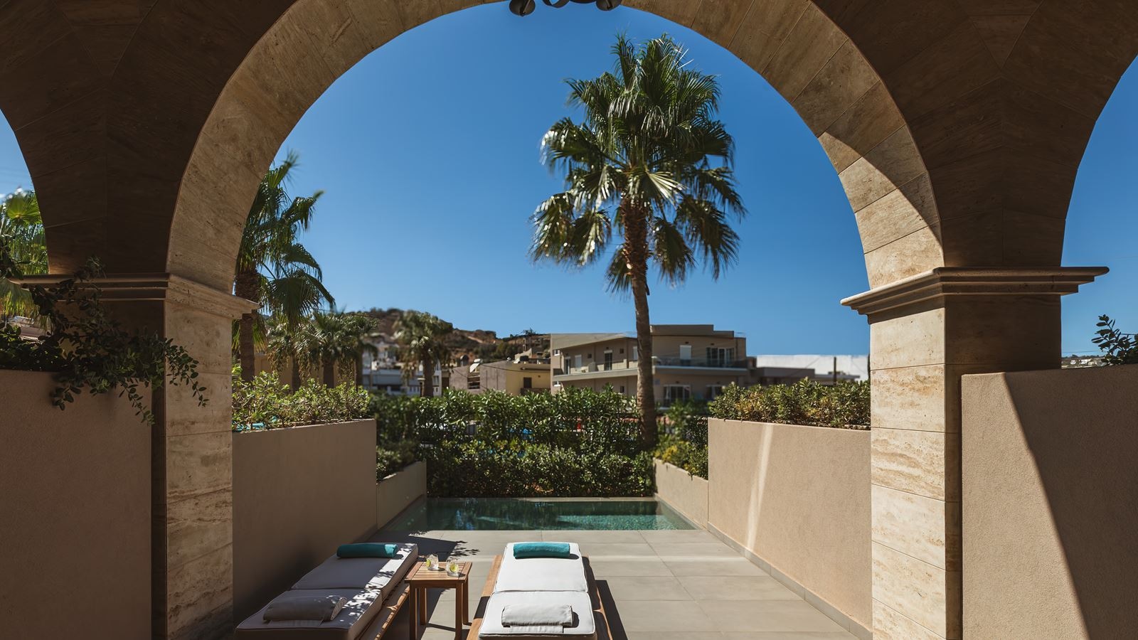 rooms-black-pearl-maisonette-plunge-pool-mountain-view