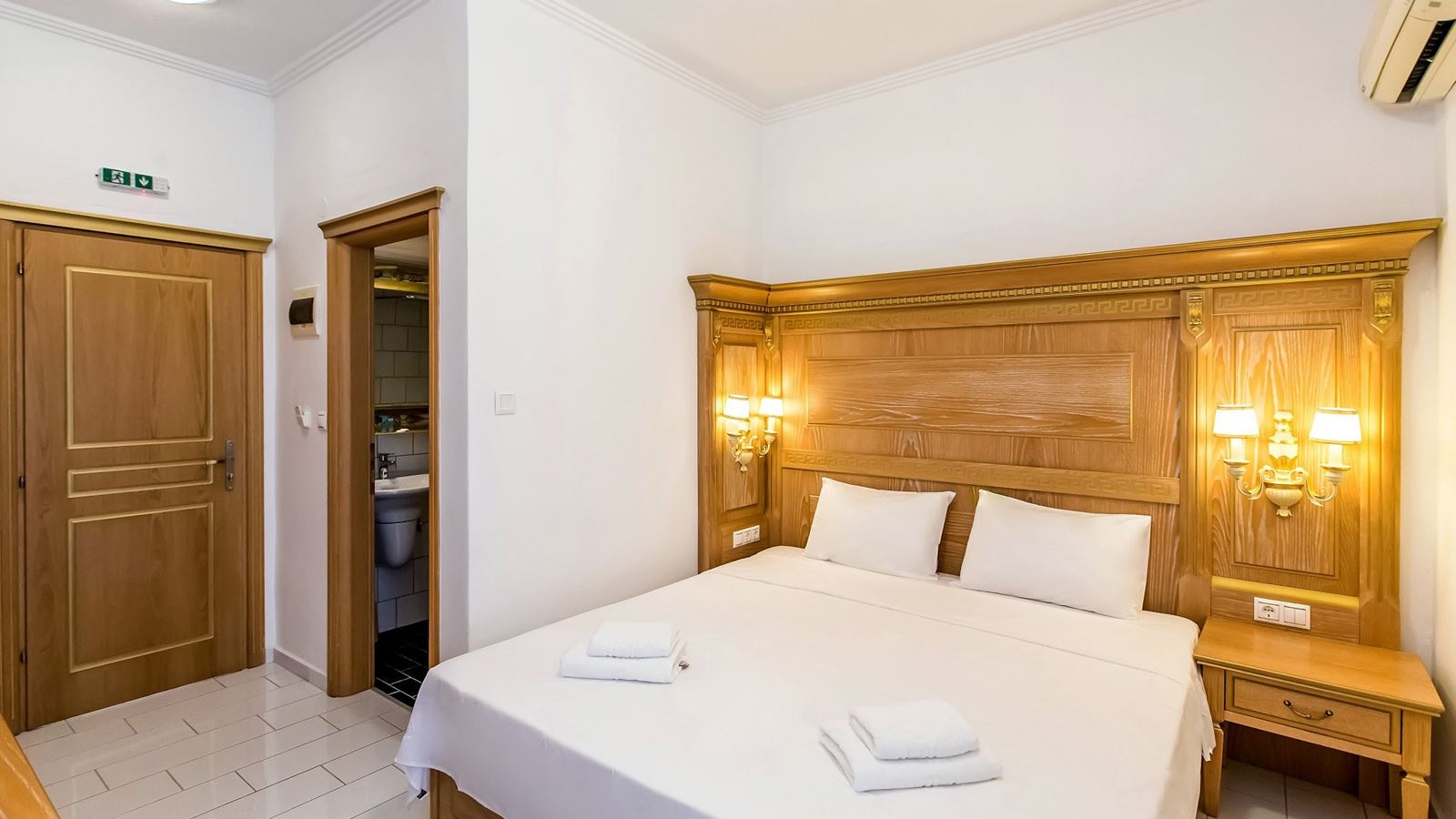 rooms-triple-room-with-side-sea-view