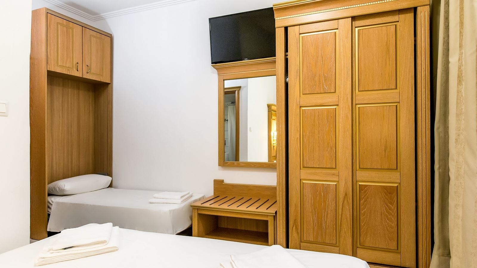 rooms-triple-room-with-side-sea-view