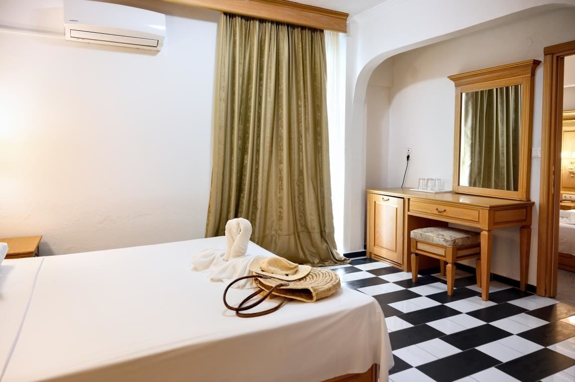 rooms-family-room-with-side-sea-view