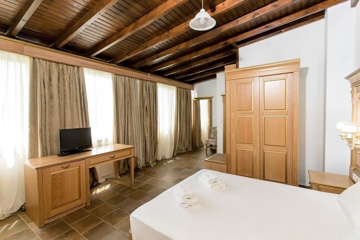 rooms-family-suite-pool-view