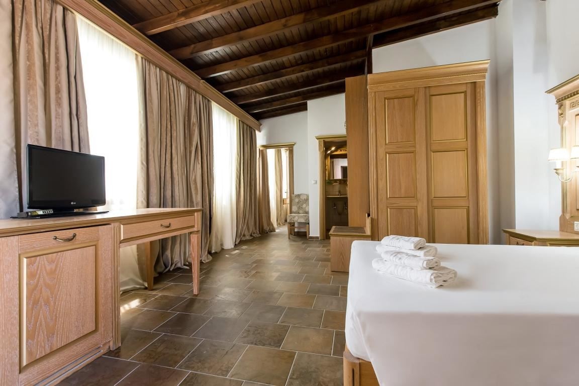 rooms-family-suite-pool-view