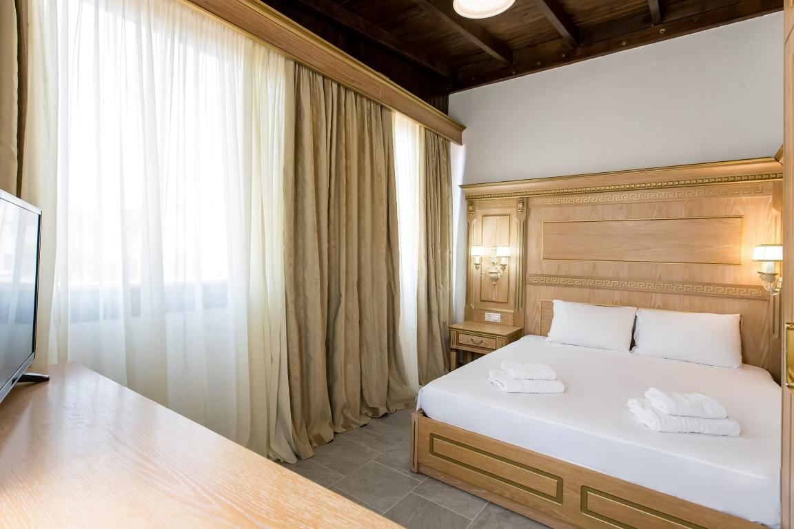 rooms-family-suite-pool-view