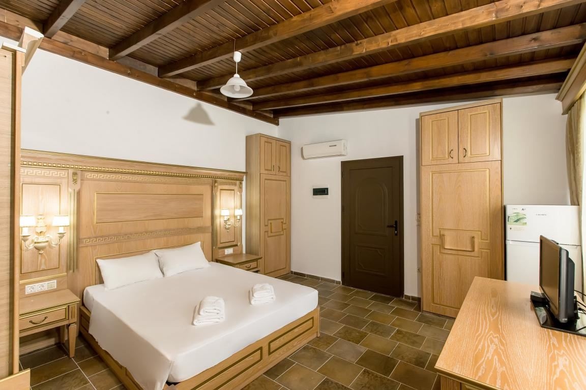 rooms-family-suite-pool-view