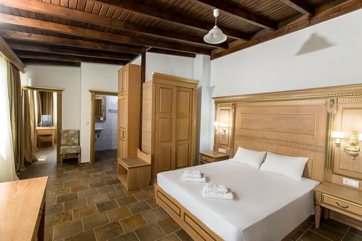 rooms-family-suite-pool-view