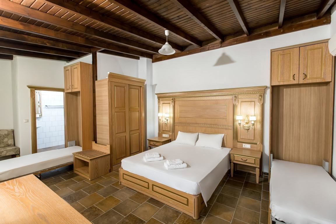 rooms-family-suite-pool-view