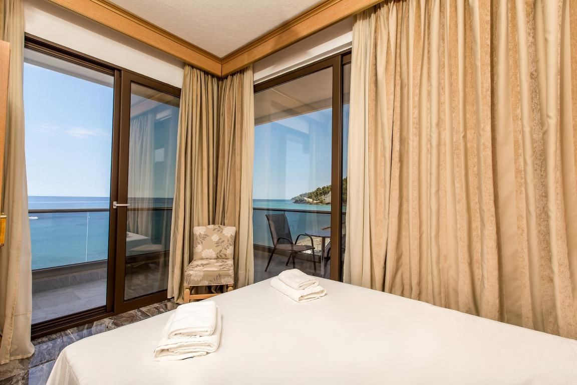 rooms-junior-suite-front-sea-view