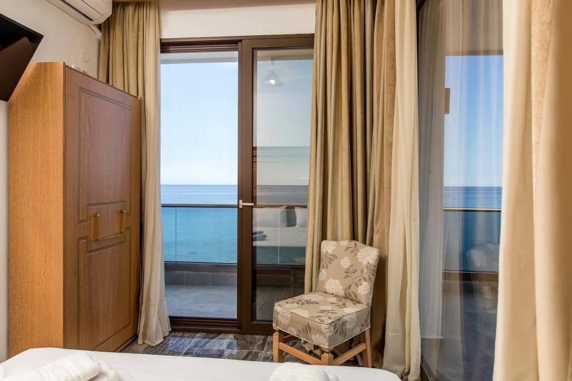 rooms-junior-suite-front-sea-view
