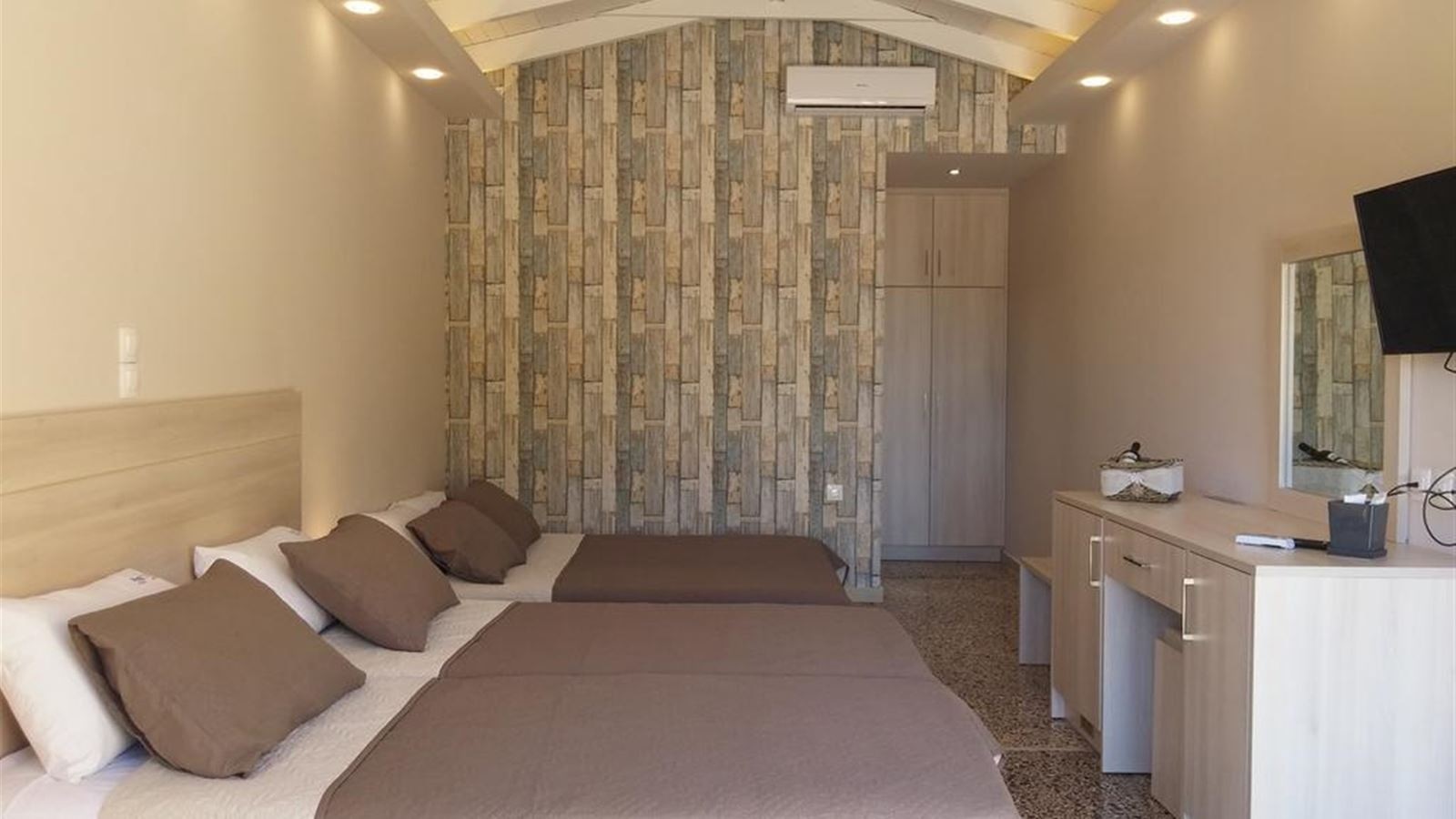 rooms-triple-superior-room