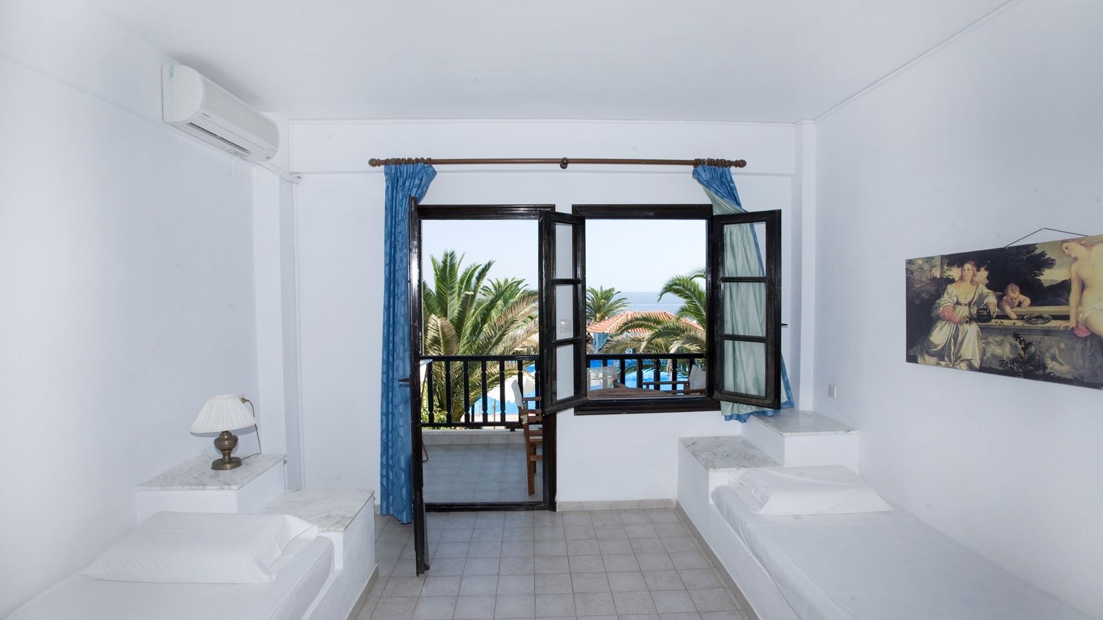 rooms-family-room-garden-view-2-bedrooms