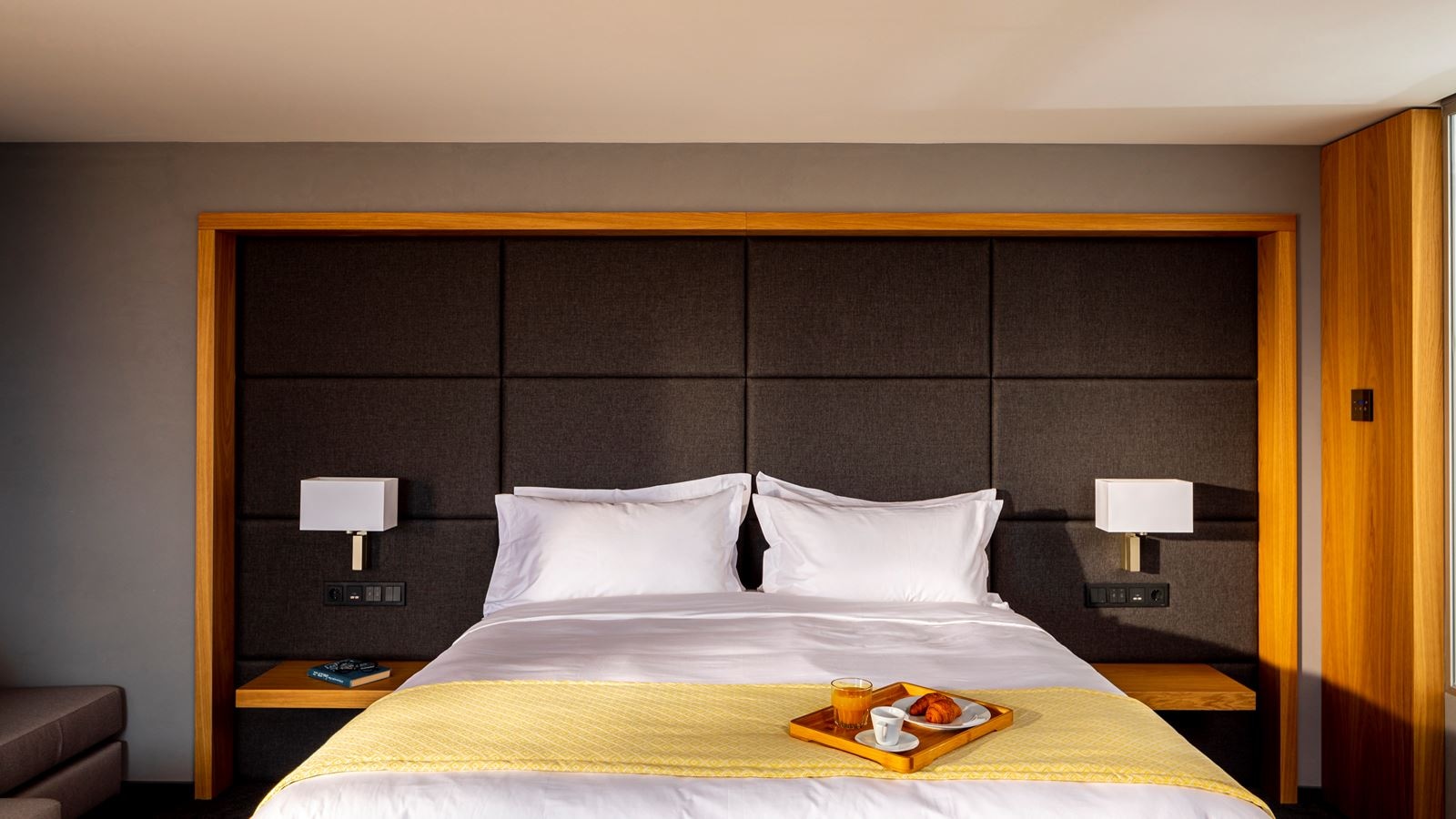 rooms-junior-suite-side-sea-view