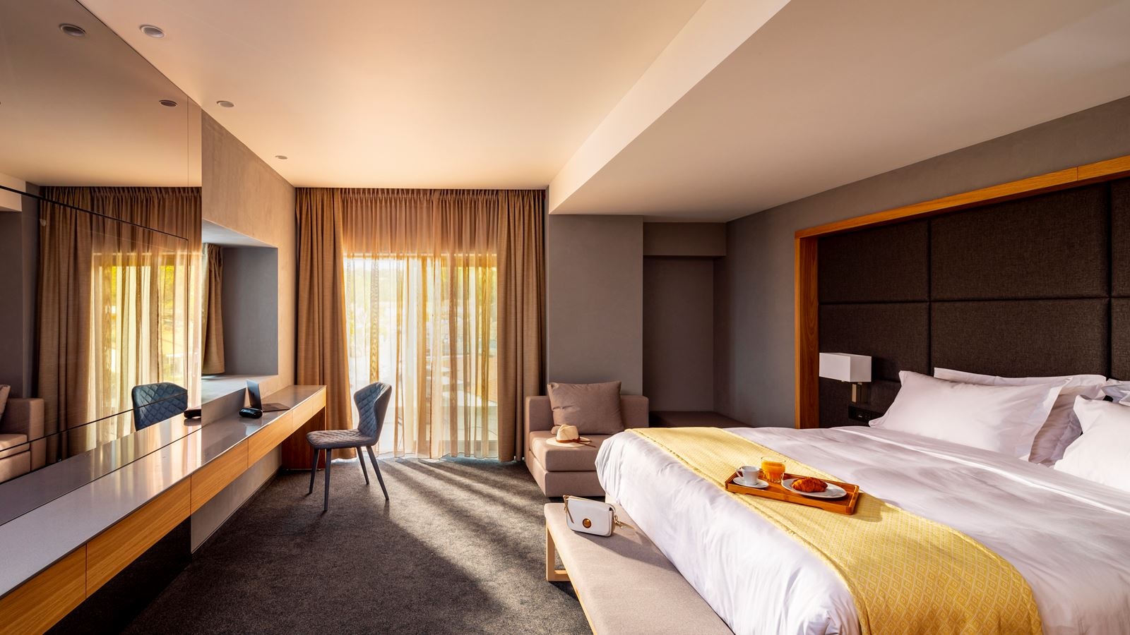 rooms-junior-suite-side-sea-view