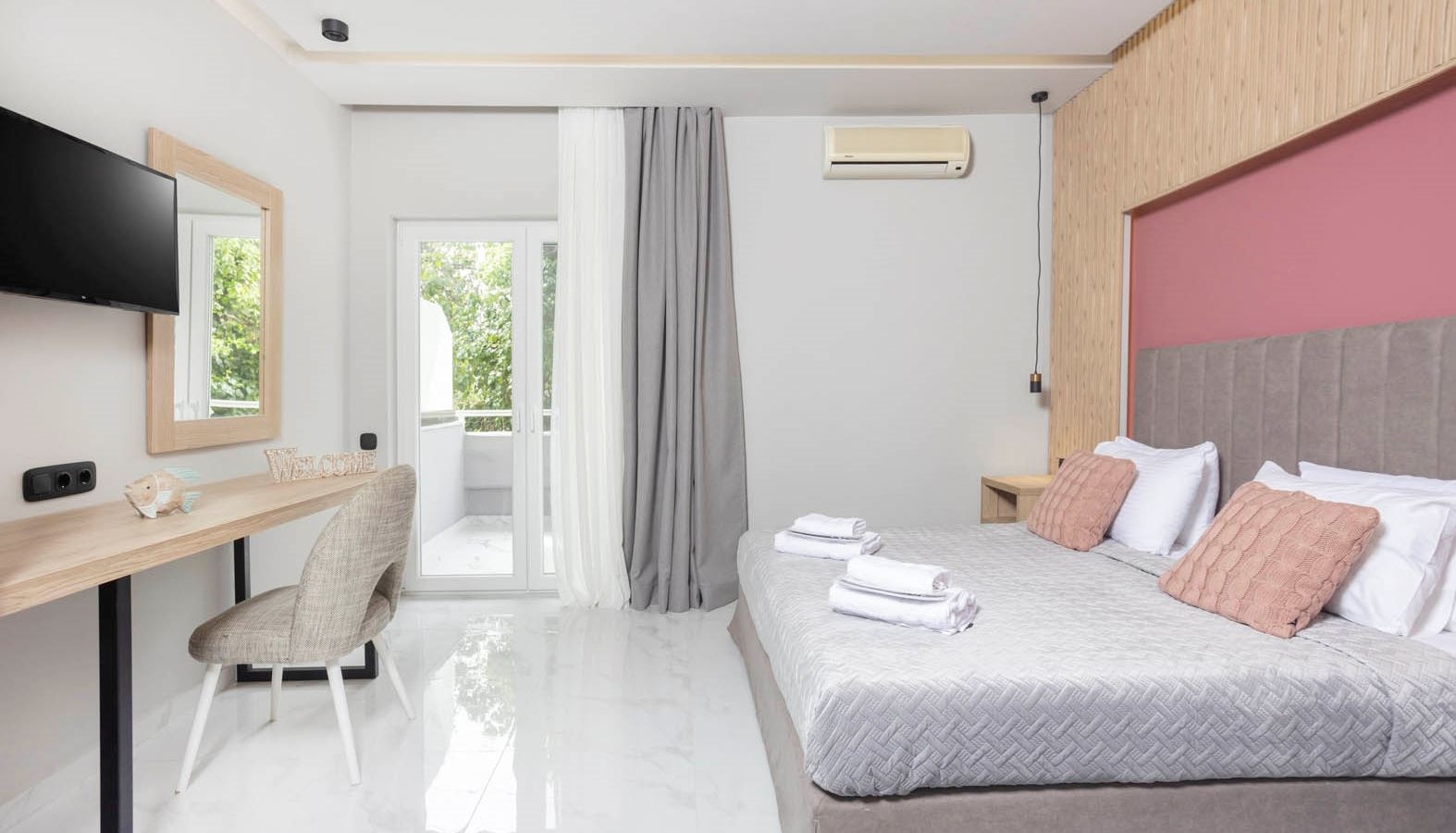 rooms-grande-superior-with-pool-view