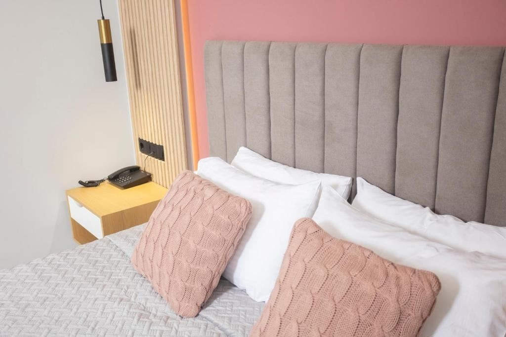 rooms-grande-superior-with-pool-view