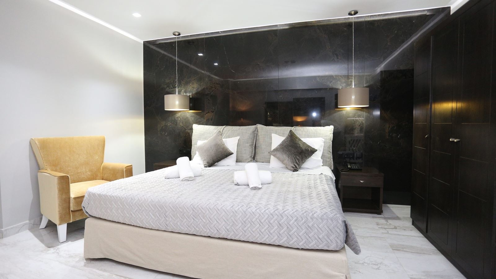 rooms-family-suite-with-pool-view