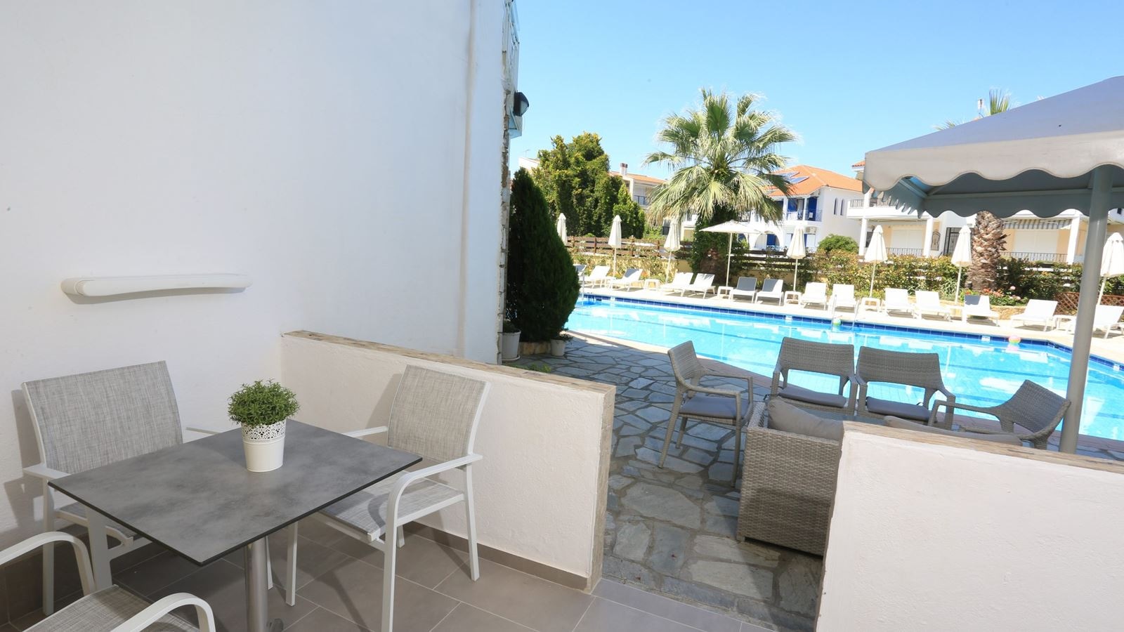 rooms-executive-room-with-pool-view