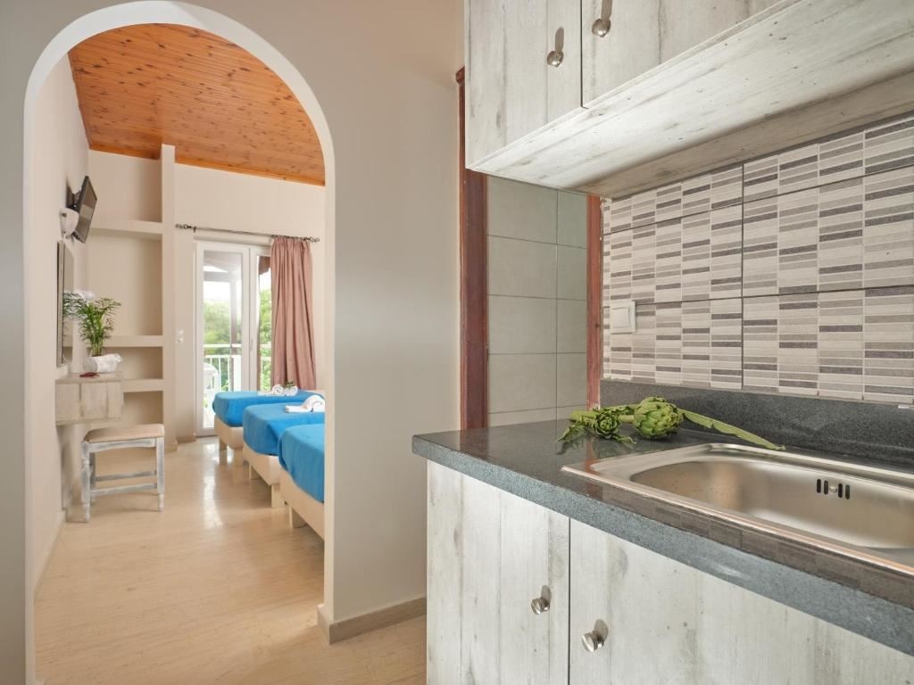 rooms-studio-triple-room