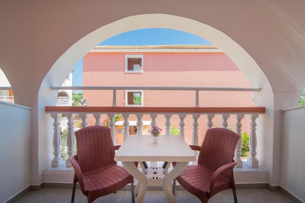 rooms-studio-triple-room