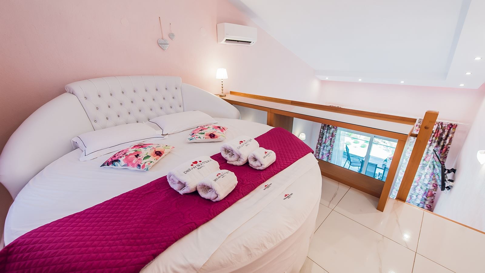 rooms-luxury-suite-split-level