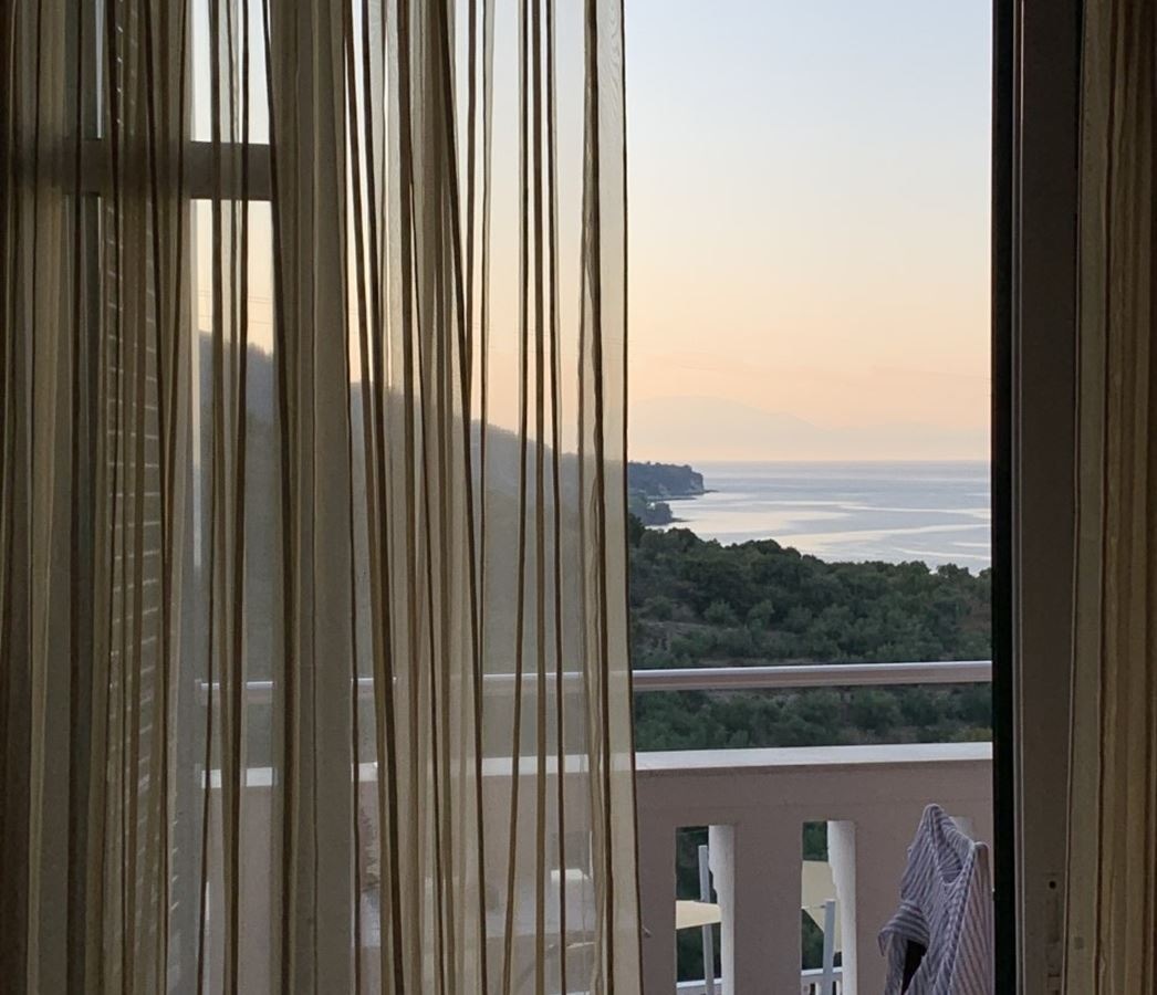 rooms-family-room-sea-view