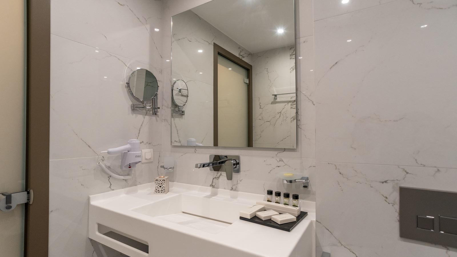 rooms-deluxe-triple-room