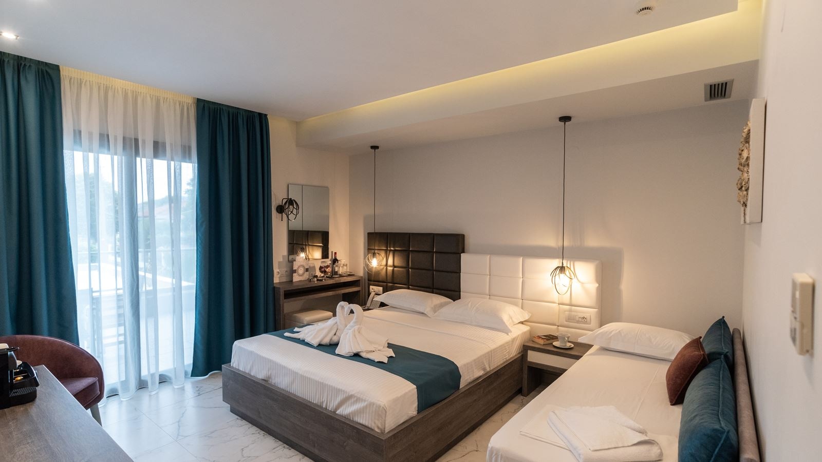 rooms-deluxe-triple-room