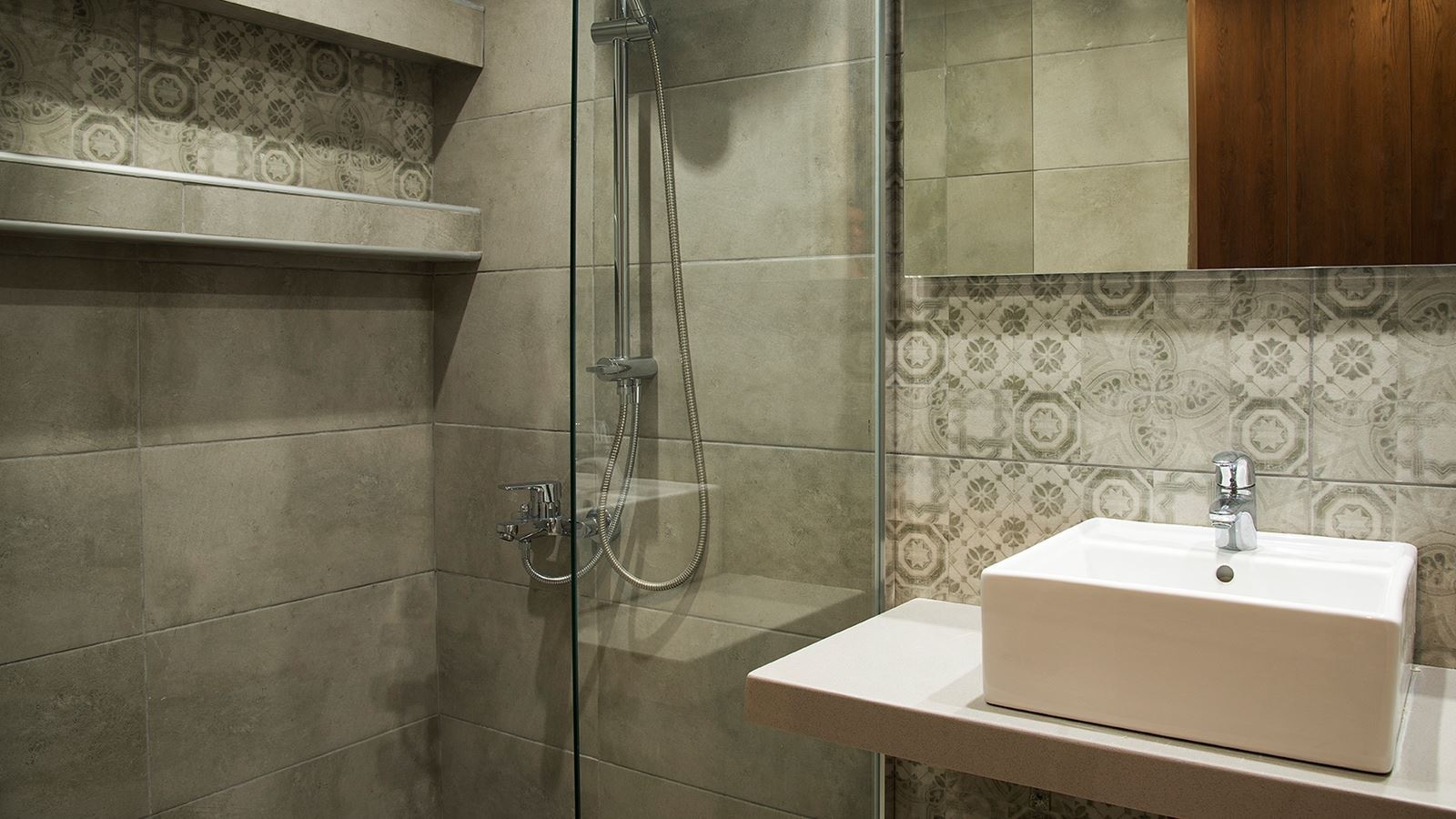 rooms-side-sea-and-garden-view