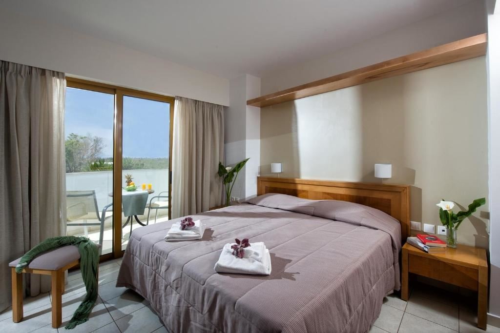 rooms-studio-with-pool-view