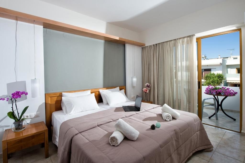 rooms-apartment-with-pool-view