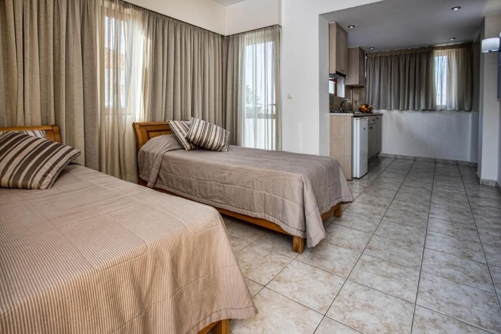 rooms-apartment-with-pool-view