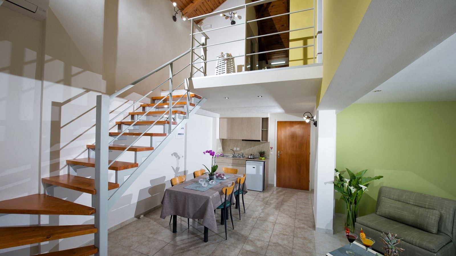 rooms-maisonette-poolview-balcony