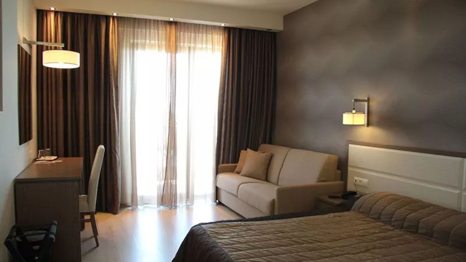 rooms-family-room-inland-view