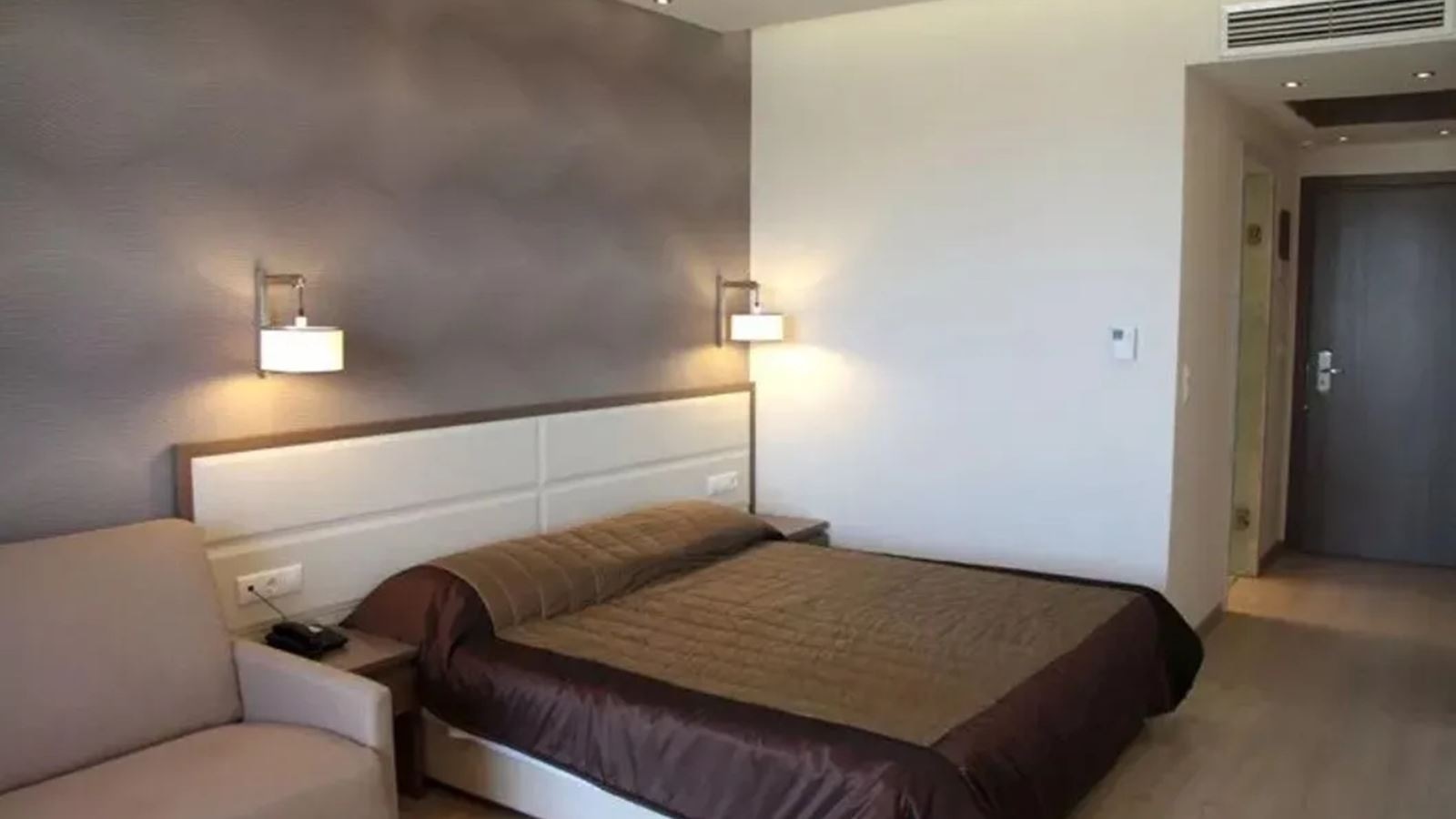 rooms-family-room-pool-front