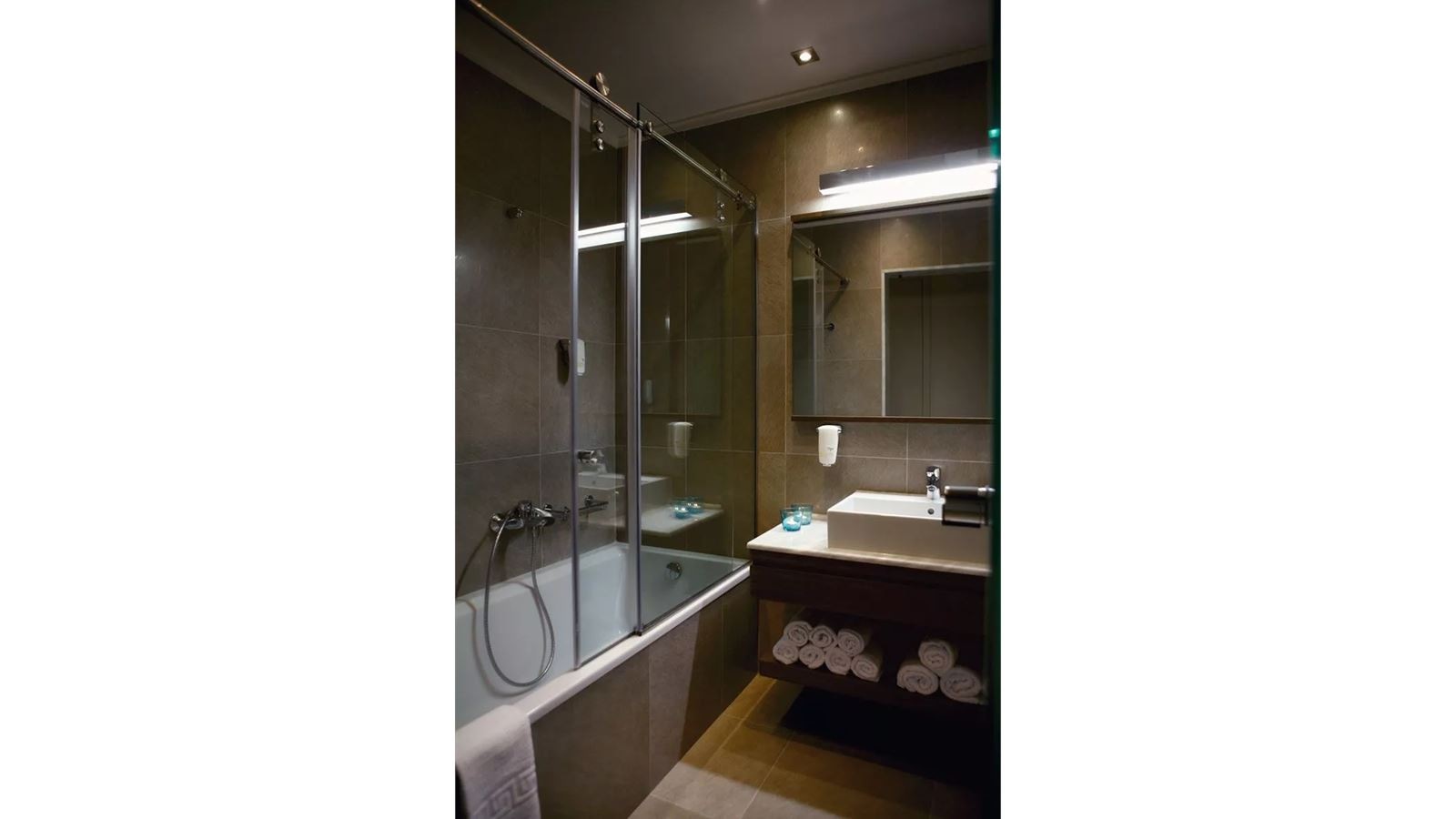 rooms-family-room-inland-view