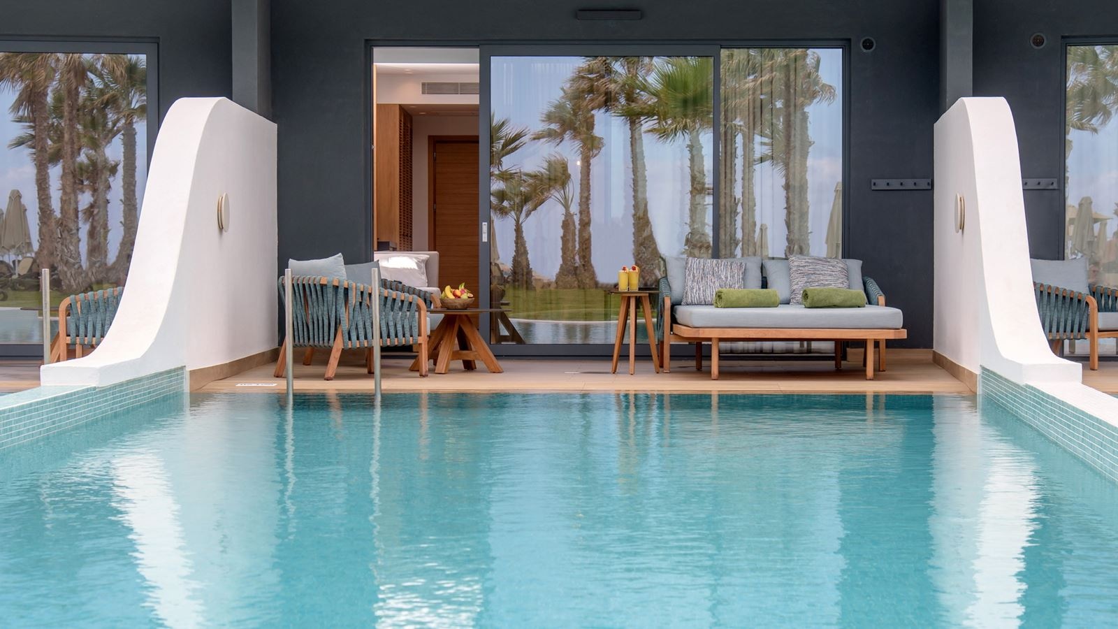 rooms-deluxe-junior-suite-beachfront-with-individual-pool