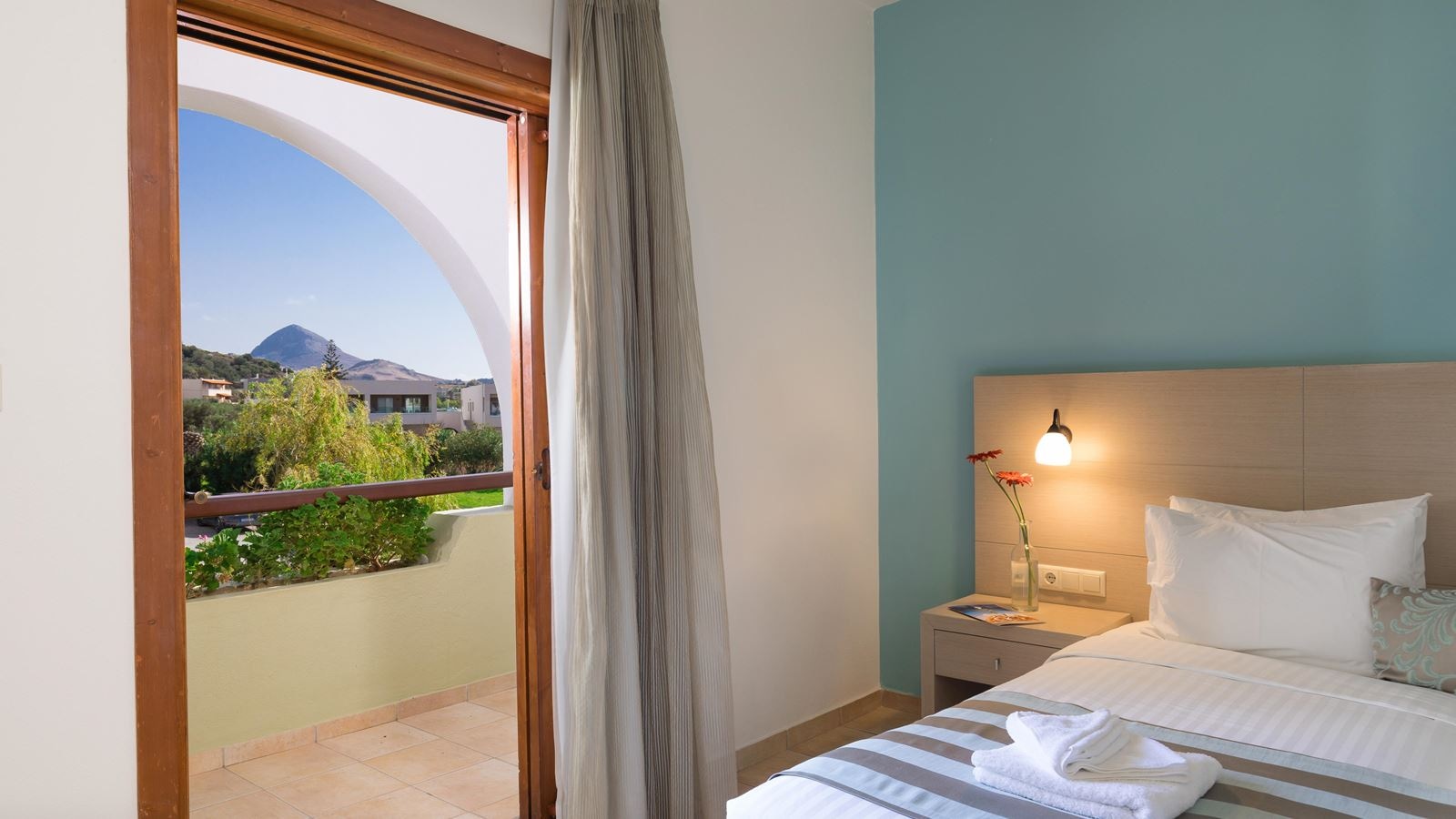 rooms-double-room-with-side-sea-view