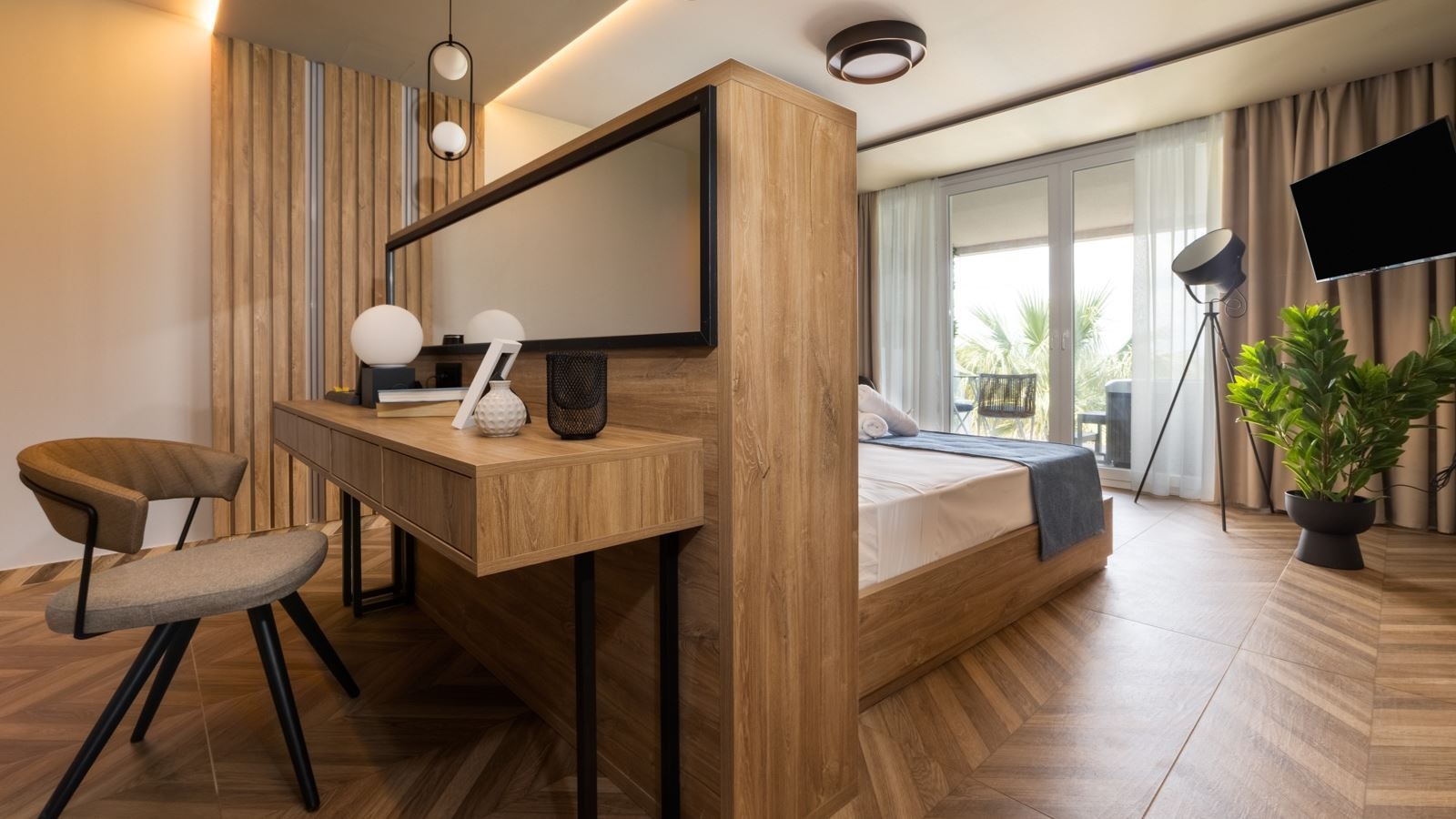 rooms-blue-suite-hot-tub