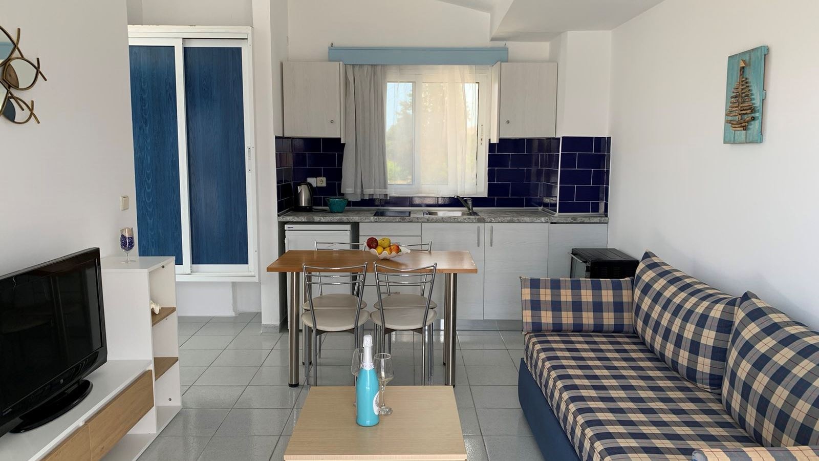 rooms-apartment-penthouse-1bedroom-balcony-or-terrace