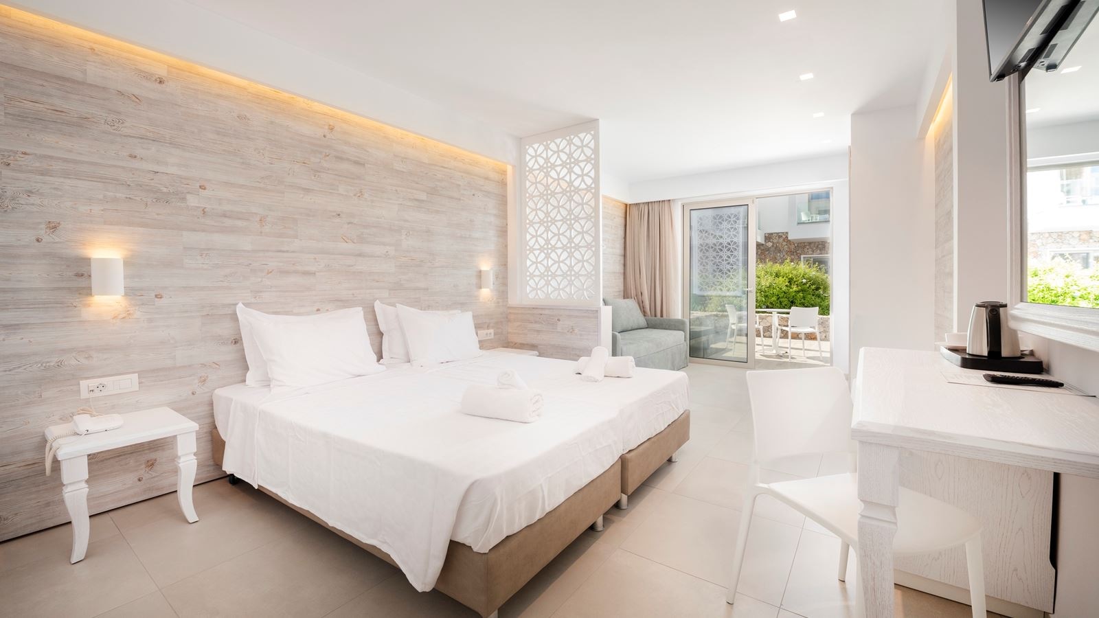 rooms-deluxe-veranda-garden-view