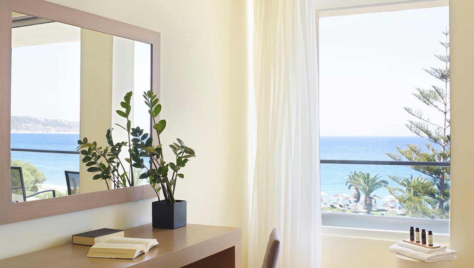 rooms-deluxe-room-with-spa-bath-sea-view